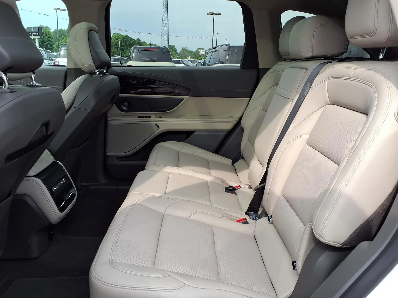 Used 2025 White Platinum Metallic Tri-Coat Lincoln Premiere image 22