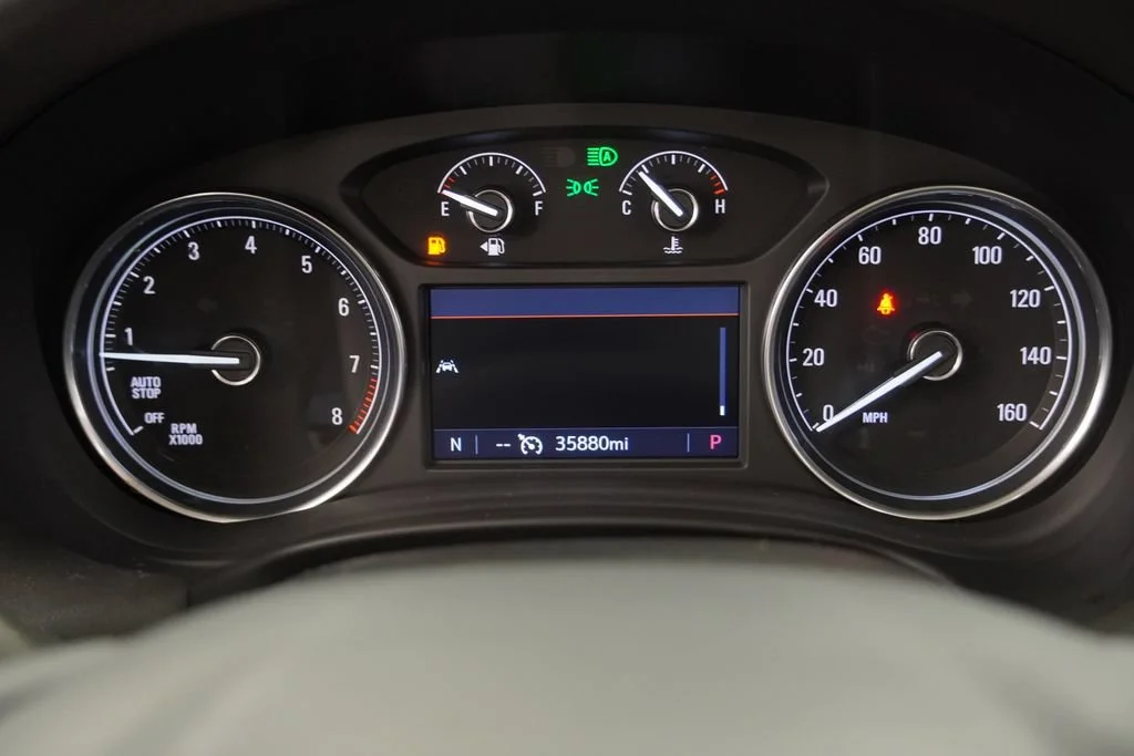 Used 2023 Summit White Buick Essence image 19
