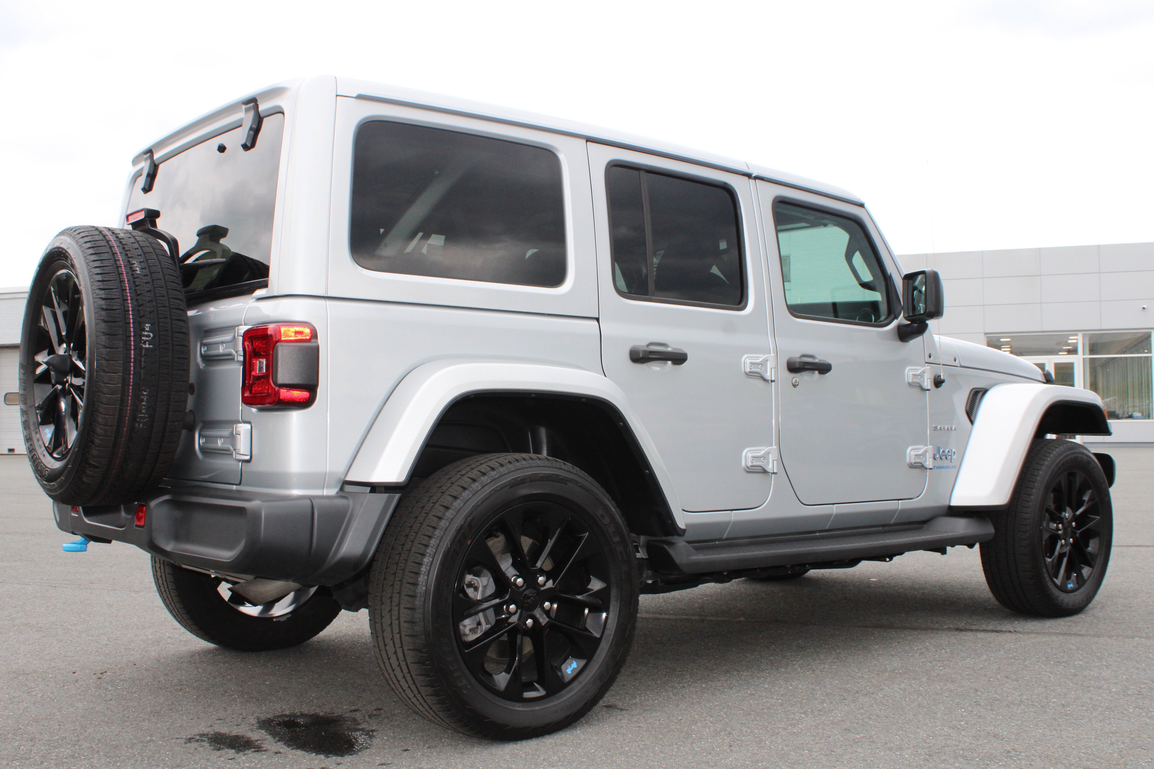 Used 2023 Silver Zynith Clearcoat Jeep Sahara image 7