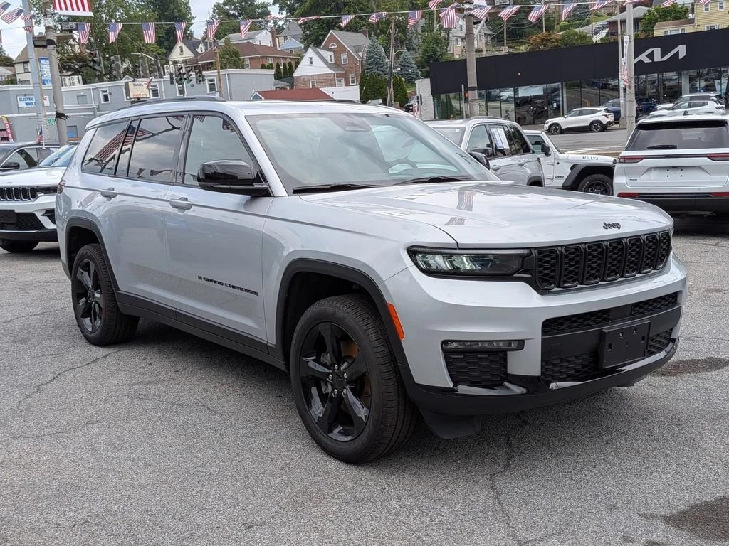 Used 2025 Silver Jeep Limited image 4
