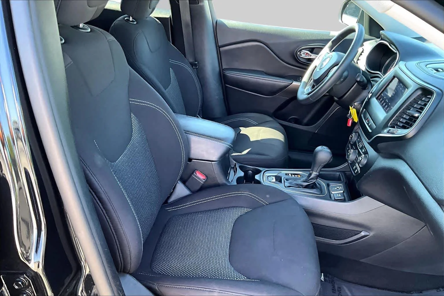Used 2021 Diamond Black Crystal Pearlcoat Jeep Latitude image 9