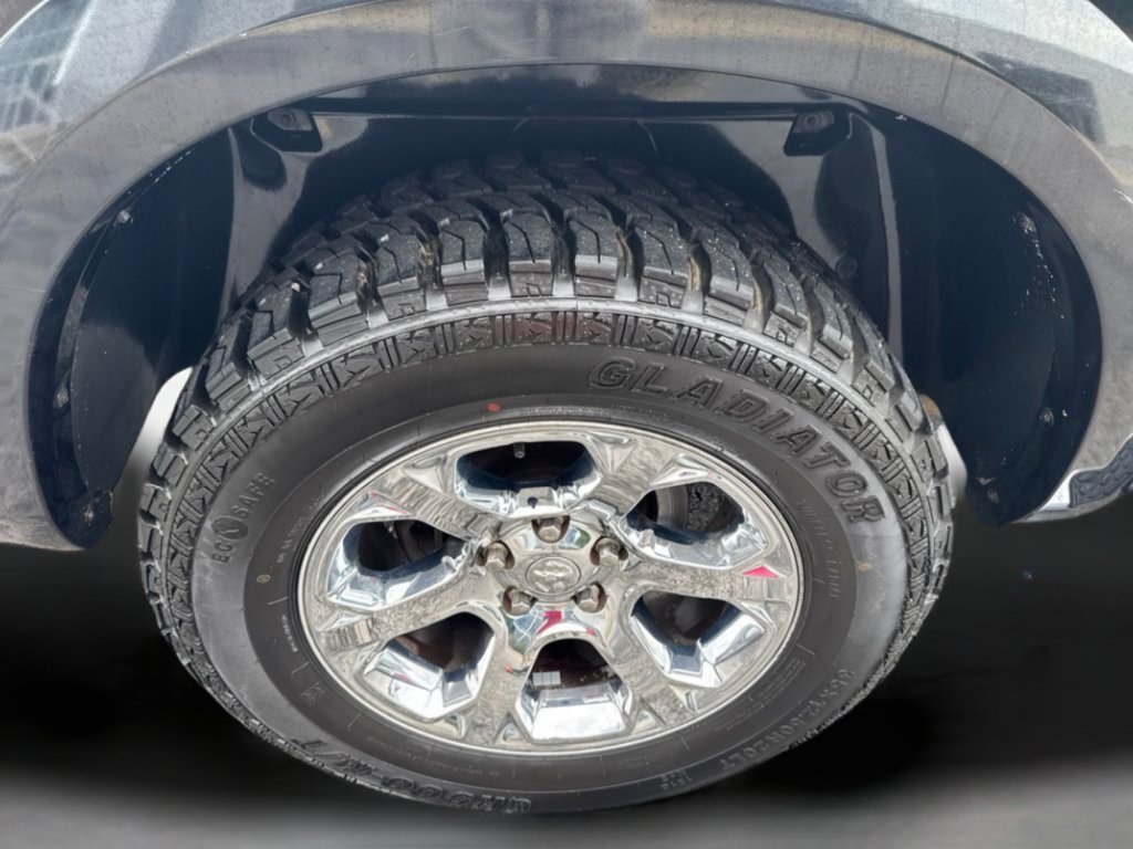 Used 2017 Brilliant Black Crystal Pearlcoat Ram Laramie image 33