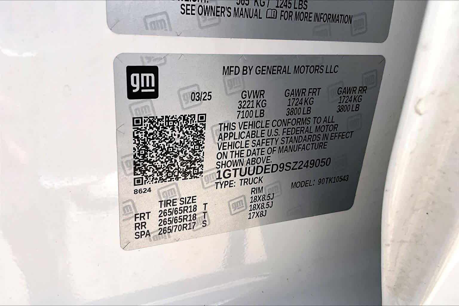 Used 2025 Summit White GMC SLT image 37