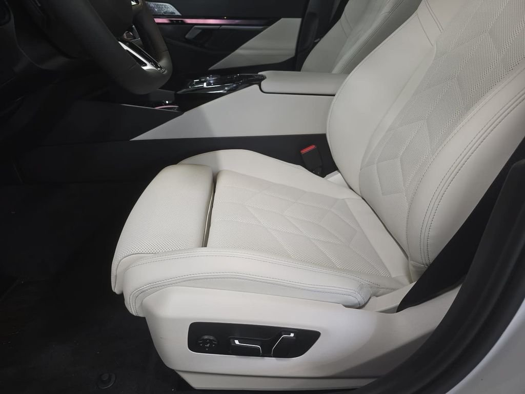New 2027 Mineral White Metallic BMW 550e xDrive image 13