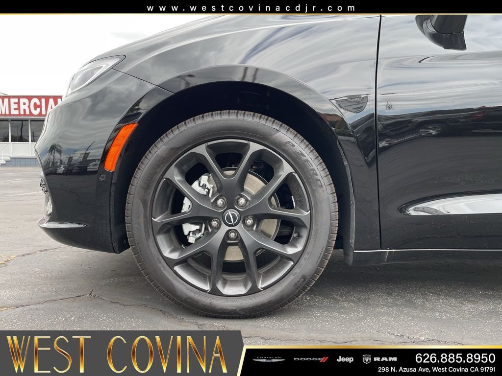New 2026 Diamond Black Crystal Pearl-Coat Exterior Paint Chrysler Select image 10