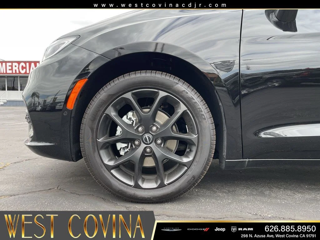 New 2026 Diamond Black Crystal Pearl-Coat Exterior Paint Chrysler Select image 10