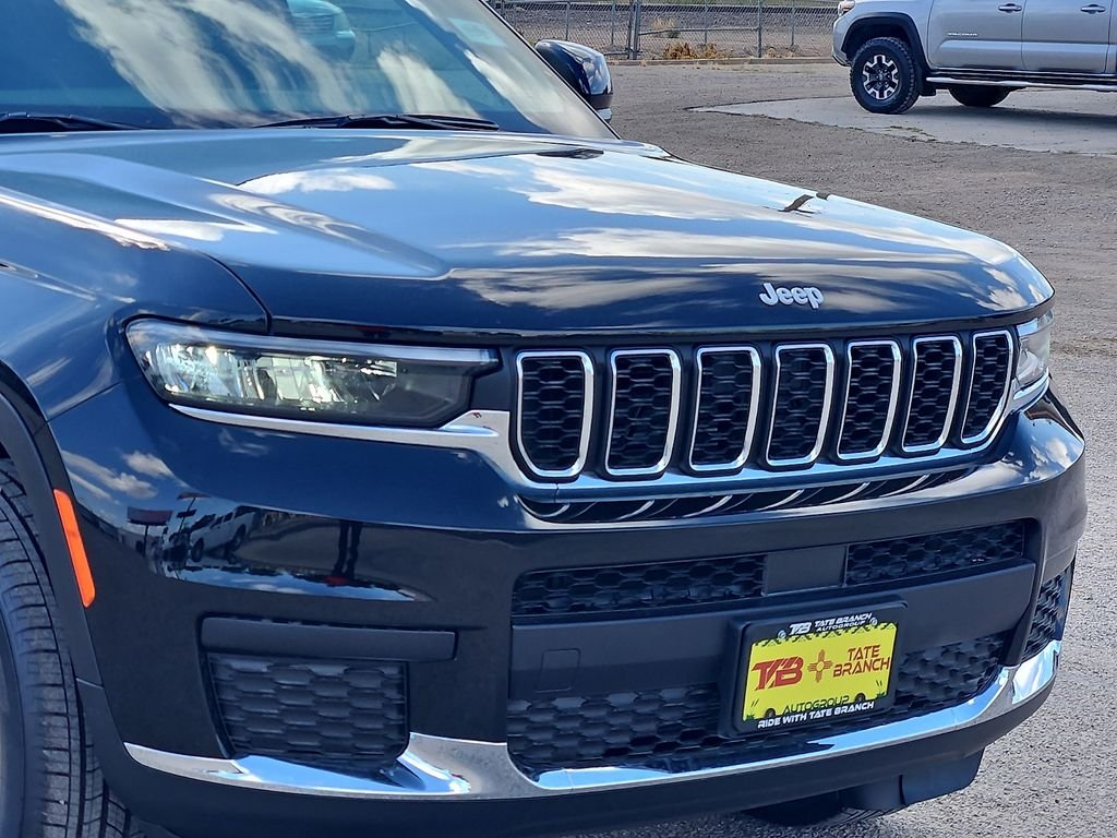 New 2026 Diamond Black Crystal Pearl-Coat Exterior Paint Jeep Laredo image 7