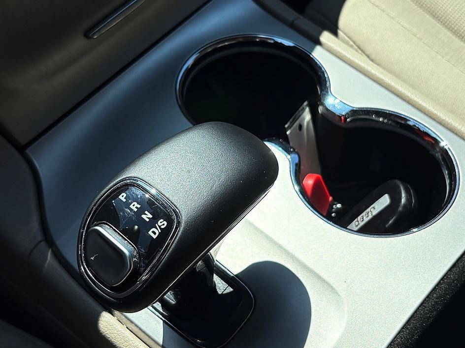 Used 2015 Granite Crystal Metallic Clearcoat Jeep Laredo image 23