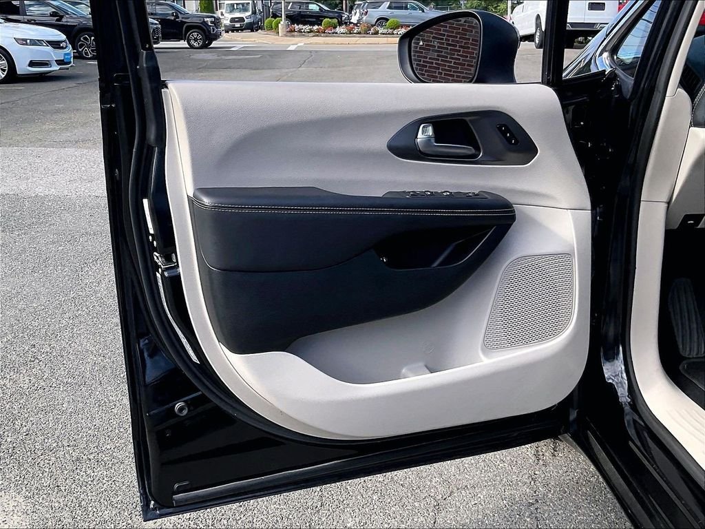 Used 2023 Black Chrysler Touring L image 9