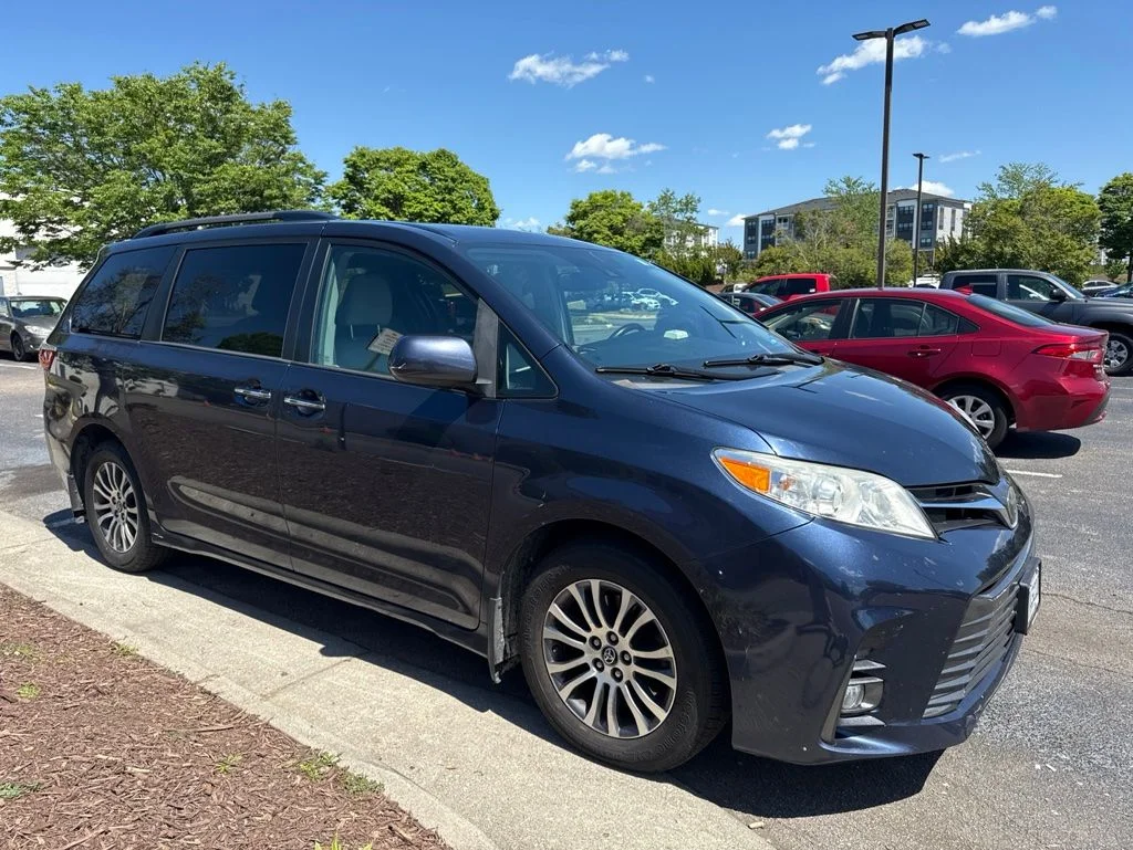 2019 Toyota Sienna XLE V6 8-Passenger's photo