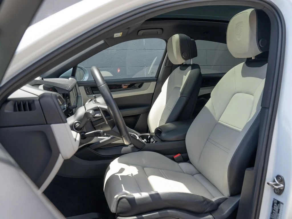 Used 2025 White Porsche Base image 5