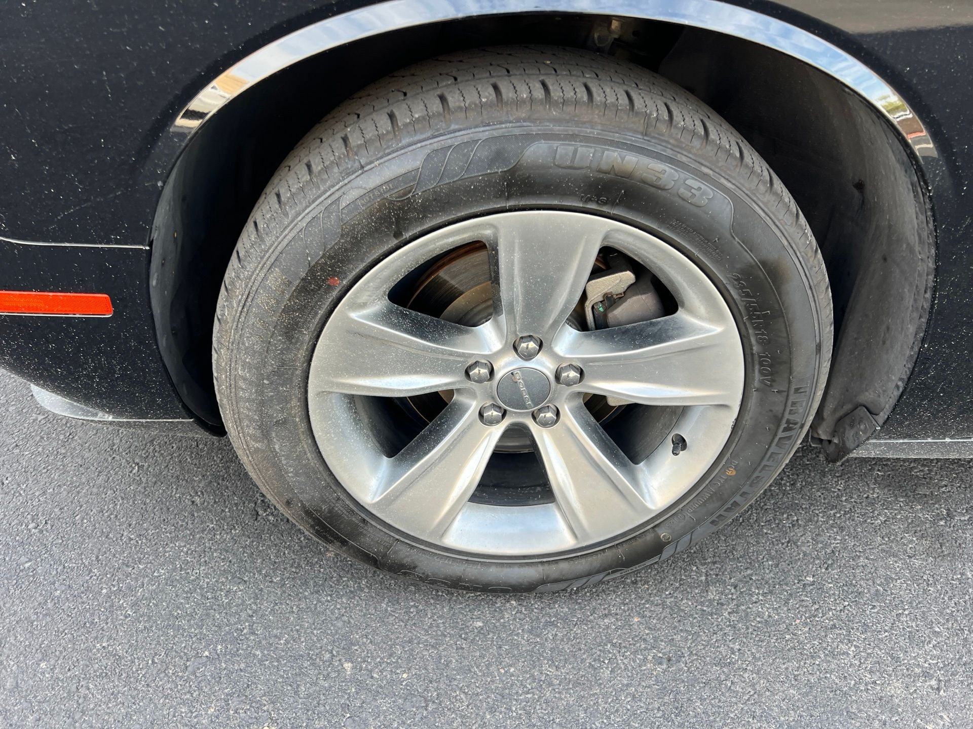 Used 2018 Black Dodge SXT image 9
