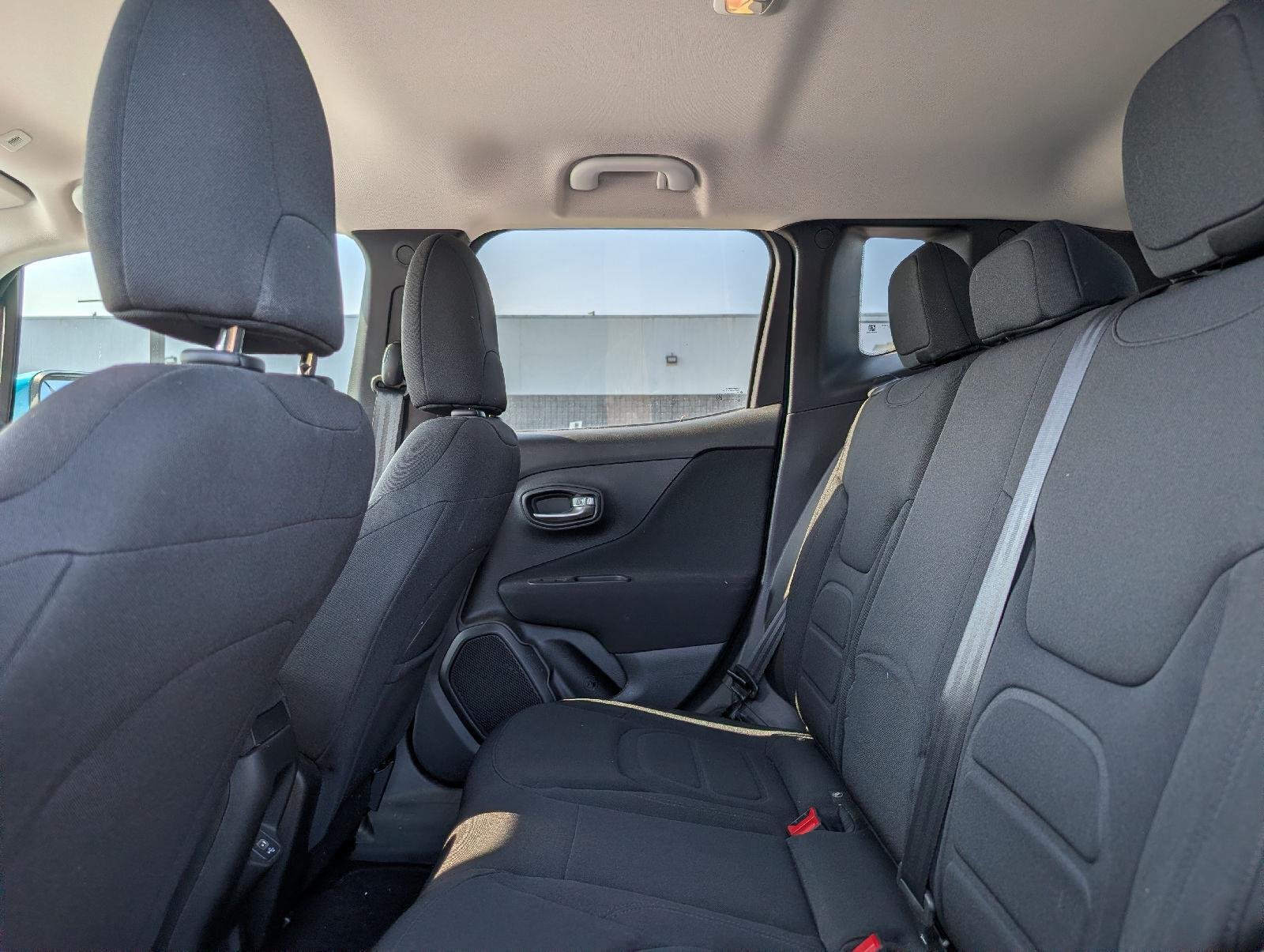 Used 2021 Bikini Metallic Clearcoat Jeep Latitude image 10