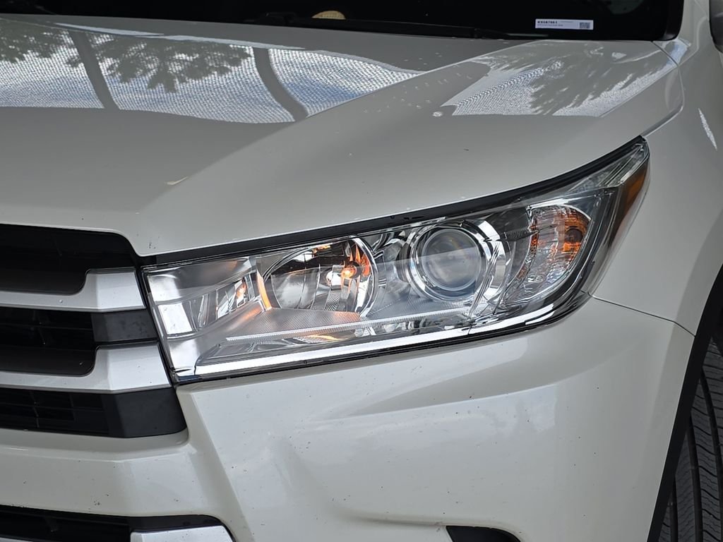 Used 2019 White Toyota XLE image 34