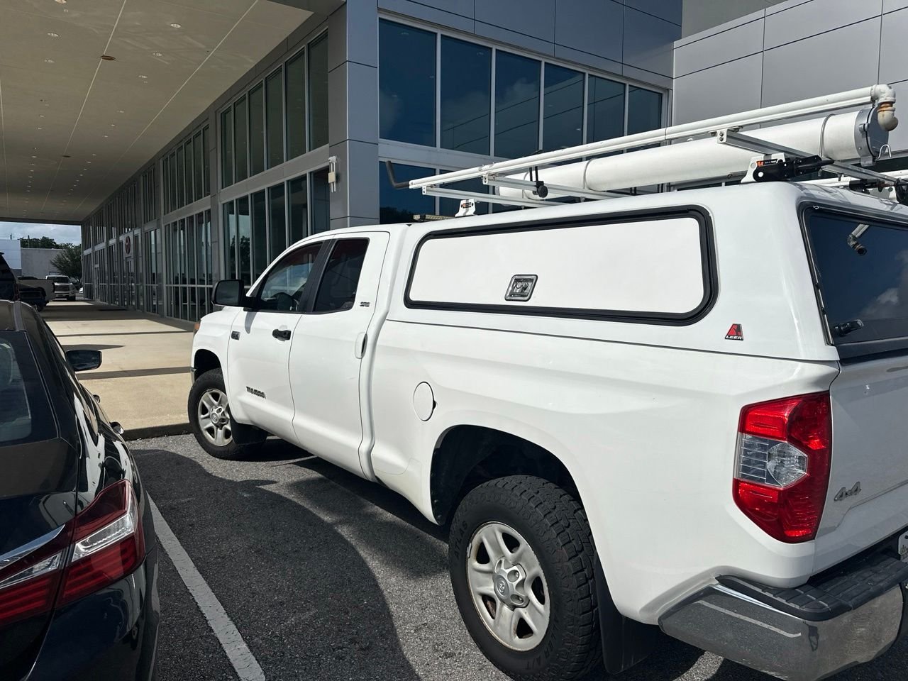 Used 2018 White Toyota SR5 image 3