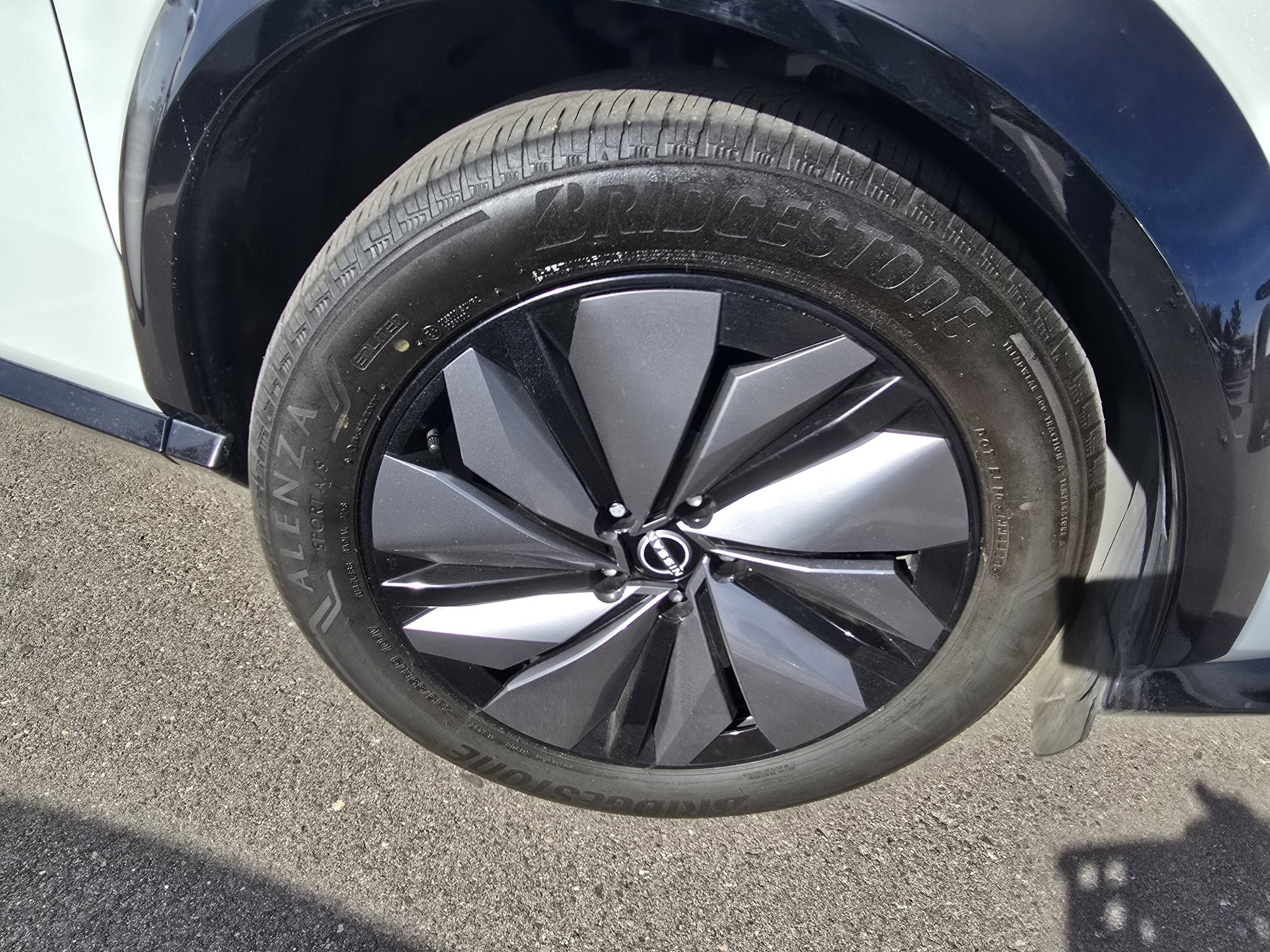Used 2023 Everest White Pearl Tricoat/Black Diamond Pearl Nissan PLATINUM+ image 9