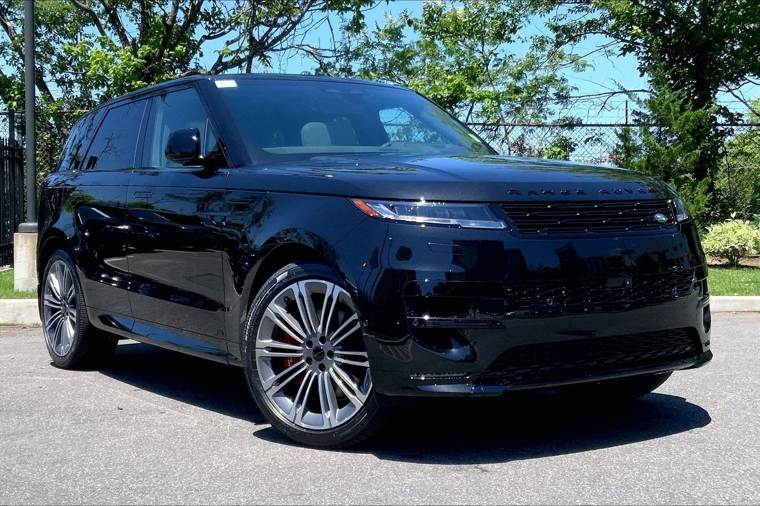 New 2026 Santorini Black LAND ROVER Dynamic SE image 2