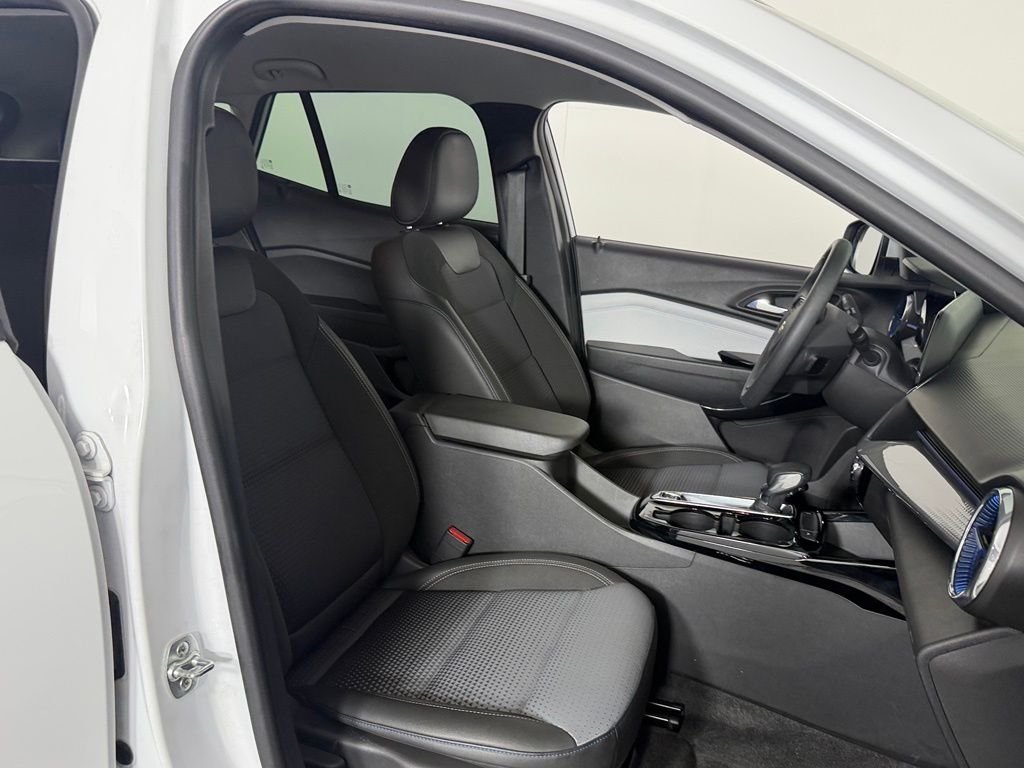 2025 Chevrolet Trax LT - Photo 31