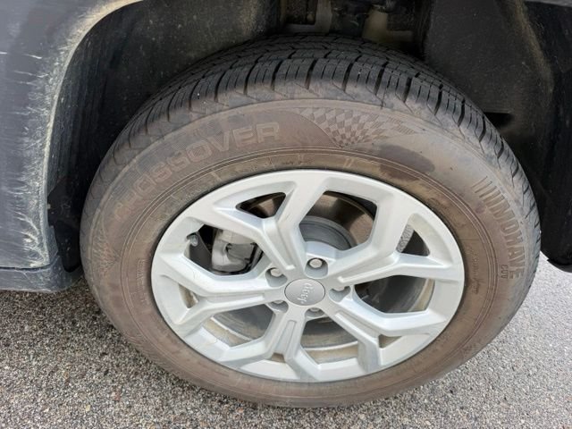 Used 2024 White Jeep Latitude image 12