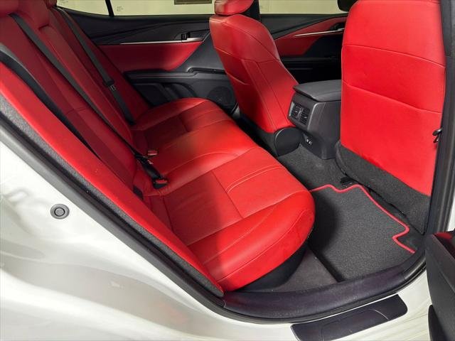Certified Used 2025 WIND CHILL PEARL Toyota  image 16