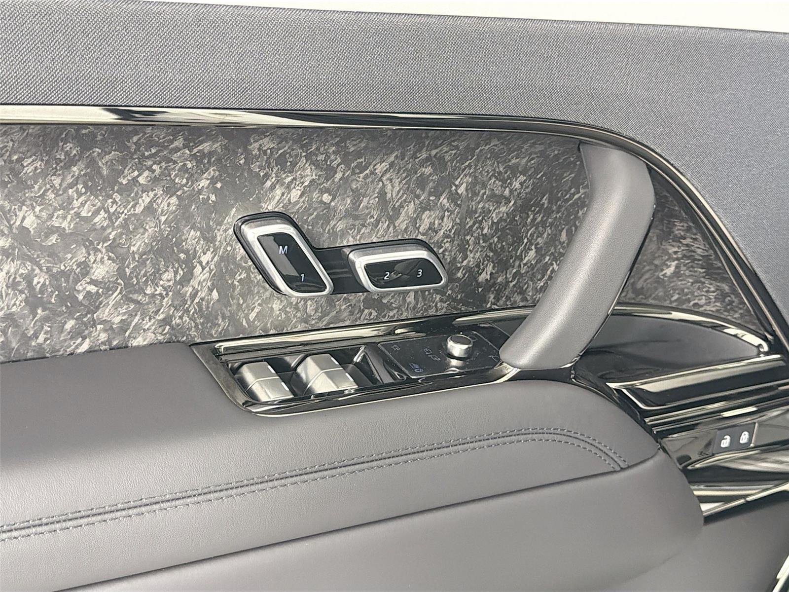 New 2026 OSTUNI PEARL WHITE Land Rover SV image 17