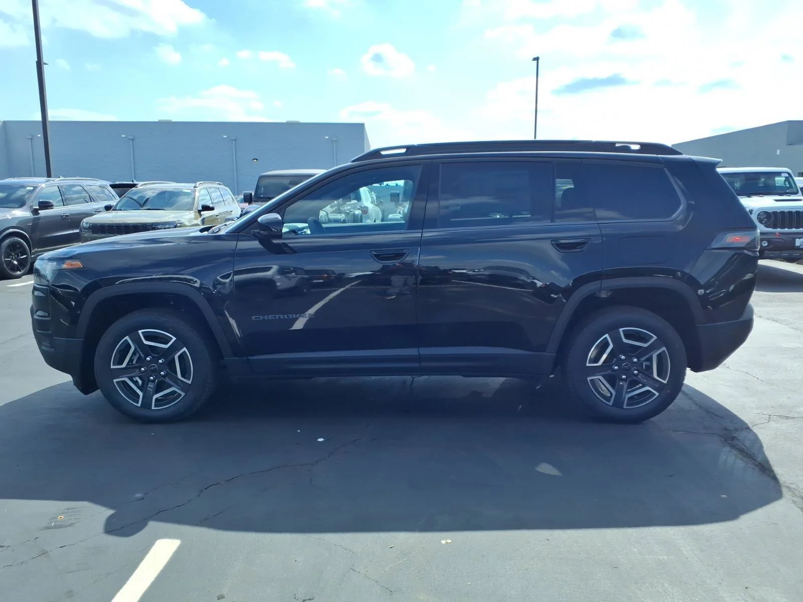 New 2026 Diamond Black Crystal Pearl-Coat Exterior Paint Jeep Limited image 3