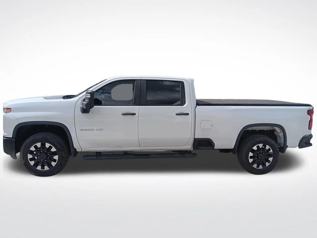 Used 2020 Summit White Chevrolet Custom image 4