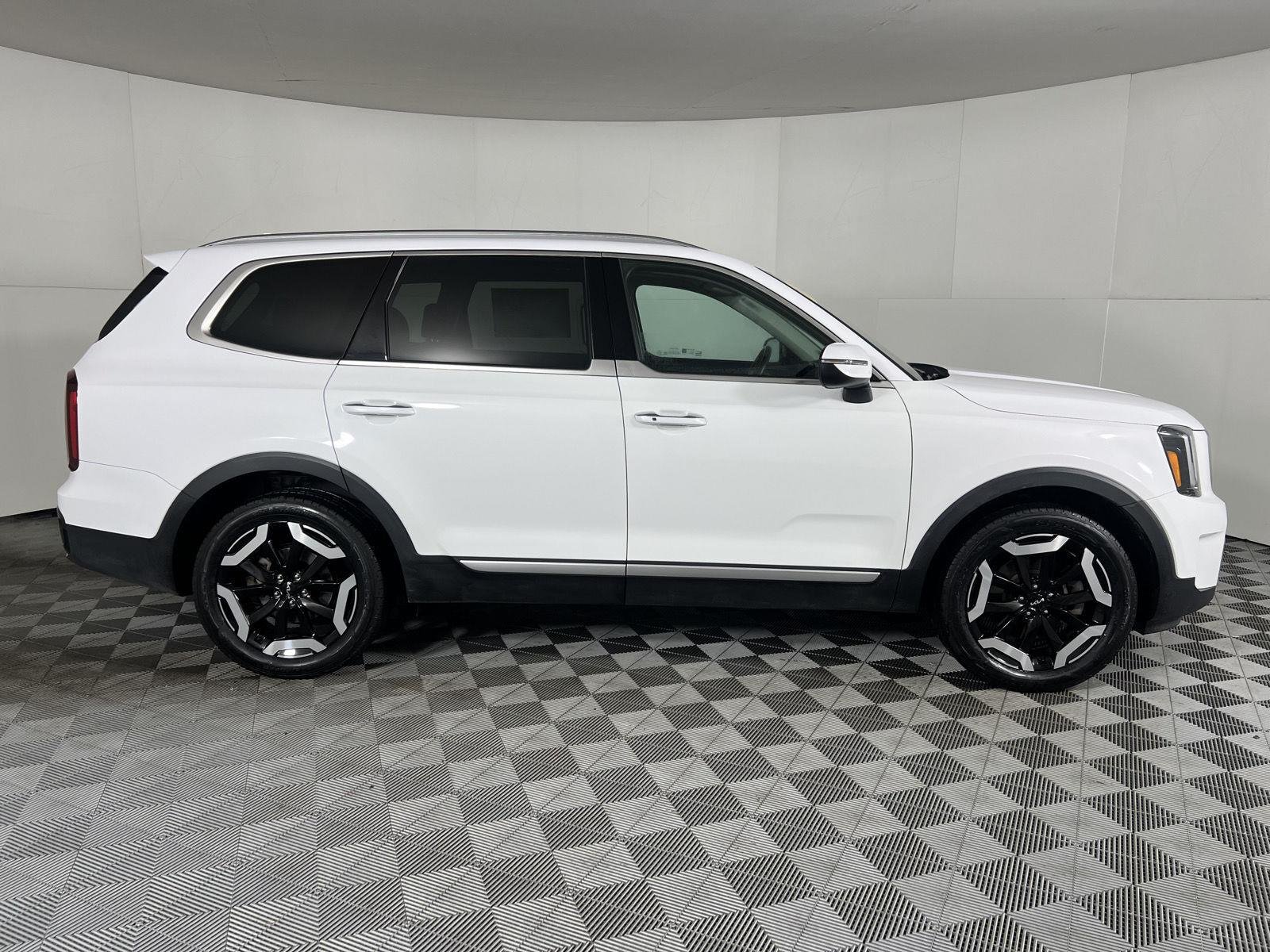 Used 2025 Glacial White Pearl Kia S image 5