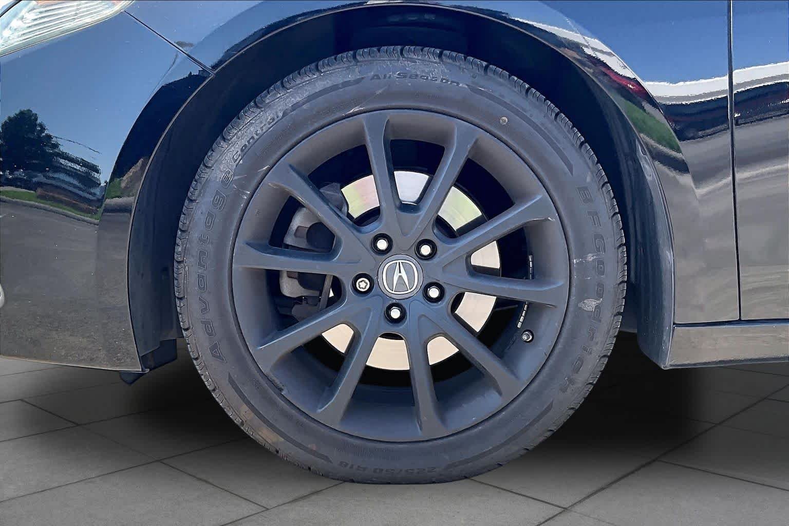 Used 2015 Crystal Black Pearl Acura V6 Tech image 9