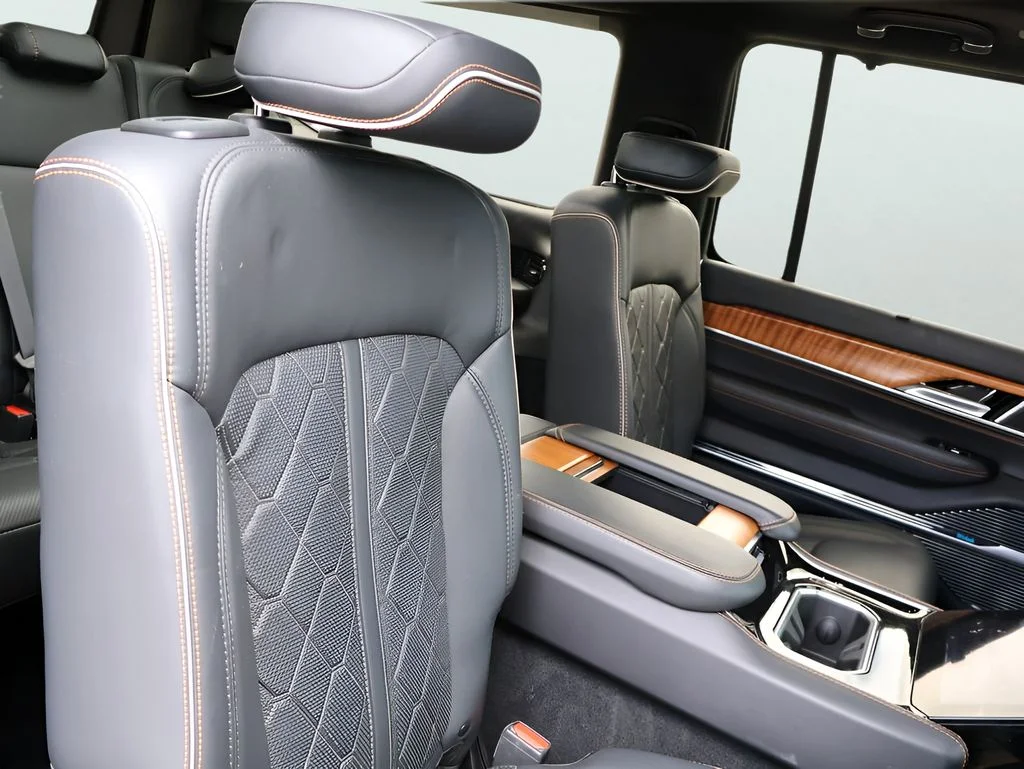 Used 2022 Diamond Black Crystal Pearlcoat Jeep Series III image 13