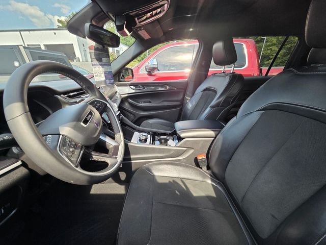 Used 2023 Gray Jeep Altitude image 9