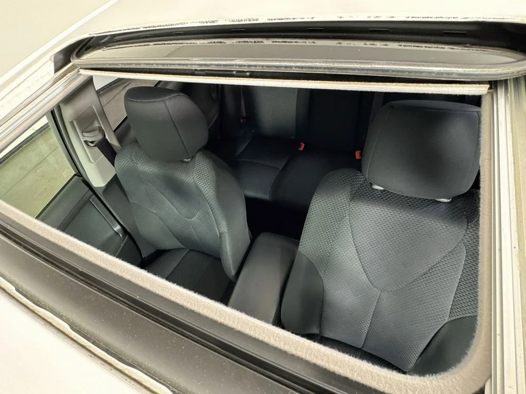 Used 2010 White Toyota LE image 23