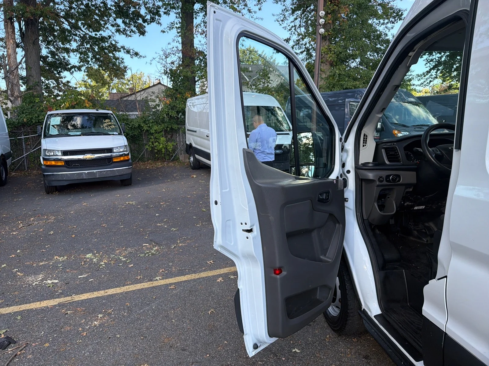 Used 2020 Oxford White Ford T250 MED ROOF image 10