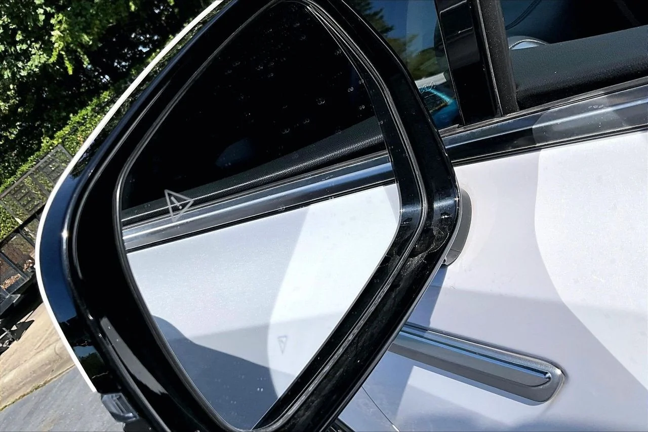 Used 2025 White Kia S image 29