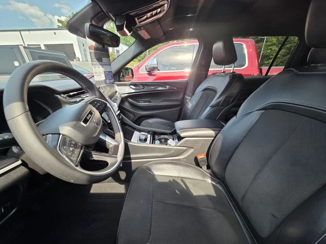 Used 2023 Gray Jeep Altitude image 9