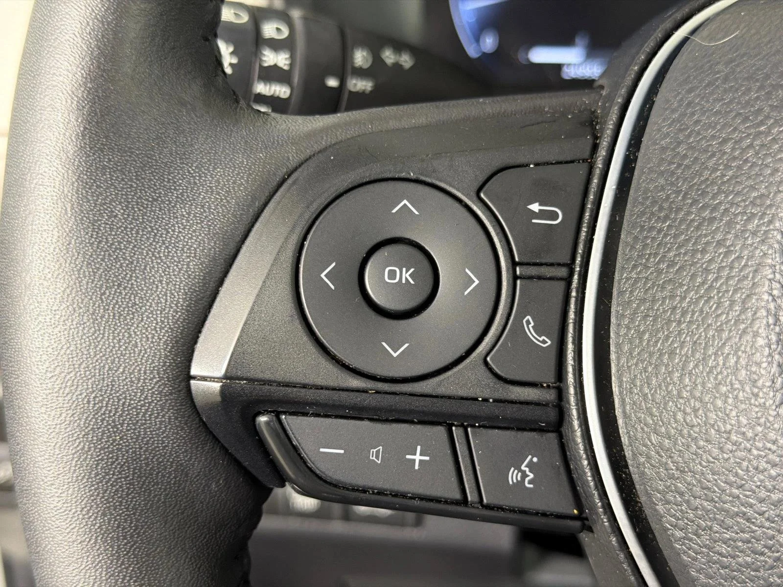 Used 2024 Wind Chill Pearl [ Toyota Limited image 26