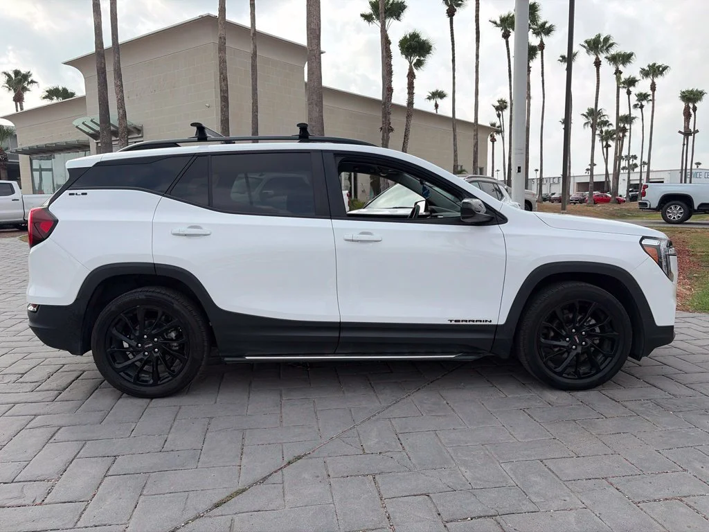 Used 2023 SUMMIT WHITE GMC SLE image 3