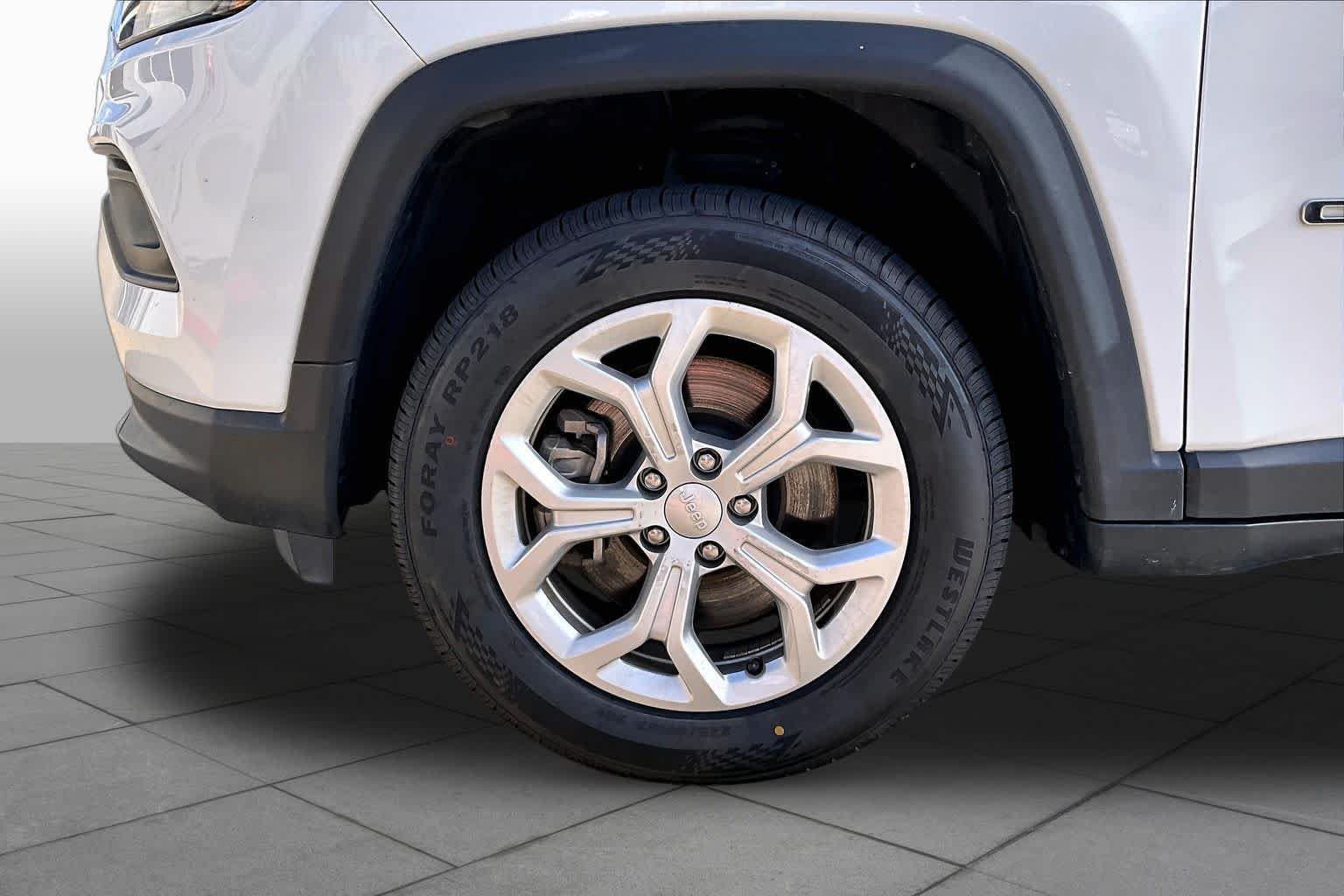 Used 2024 Bright White Clearcoat Jeep Latitude image 11