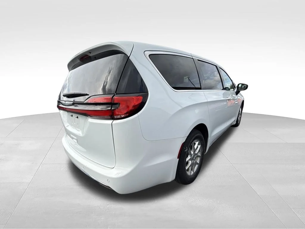 Used 2023 White Chrysler Touring L image 3