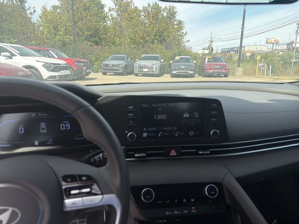 Used 2025 White Hyundai SEL Sport image 20