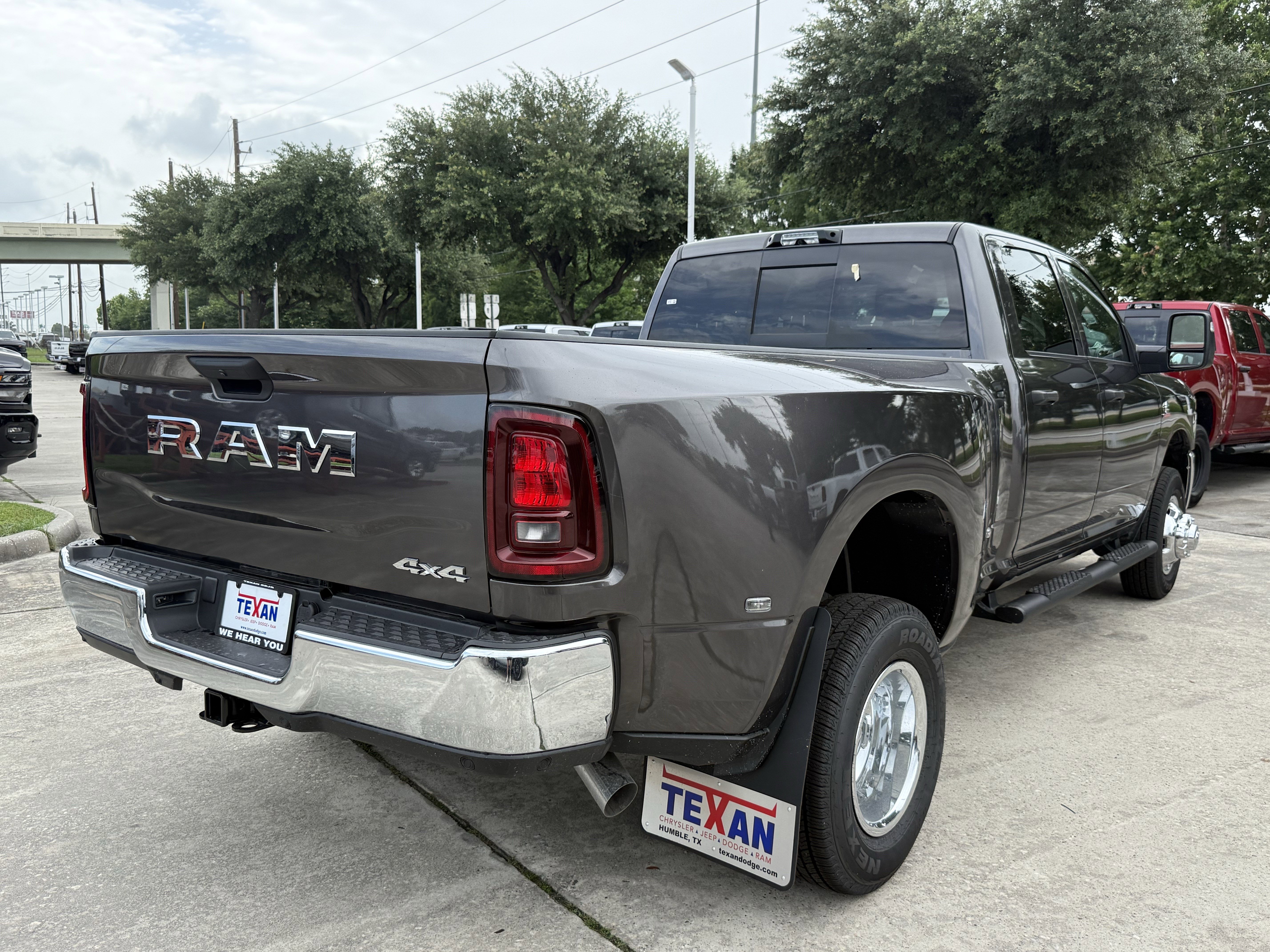 New 2026 Granite Crystal Metallic Clear-Coat Exterior Paint RAM Tradesman image 4