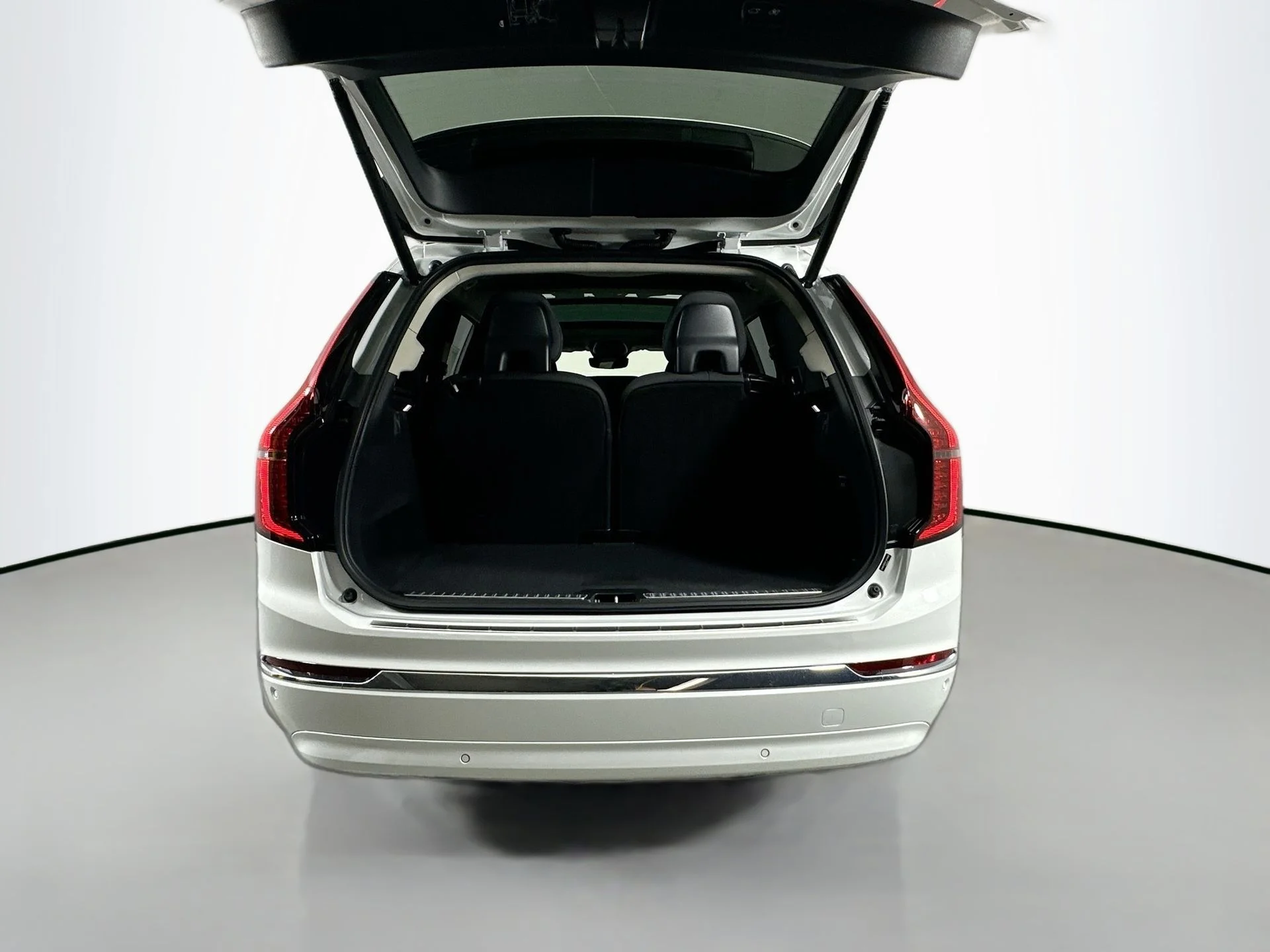 New 2026 Crystal White Volvo Plus image 27