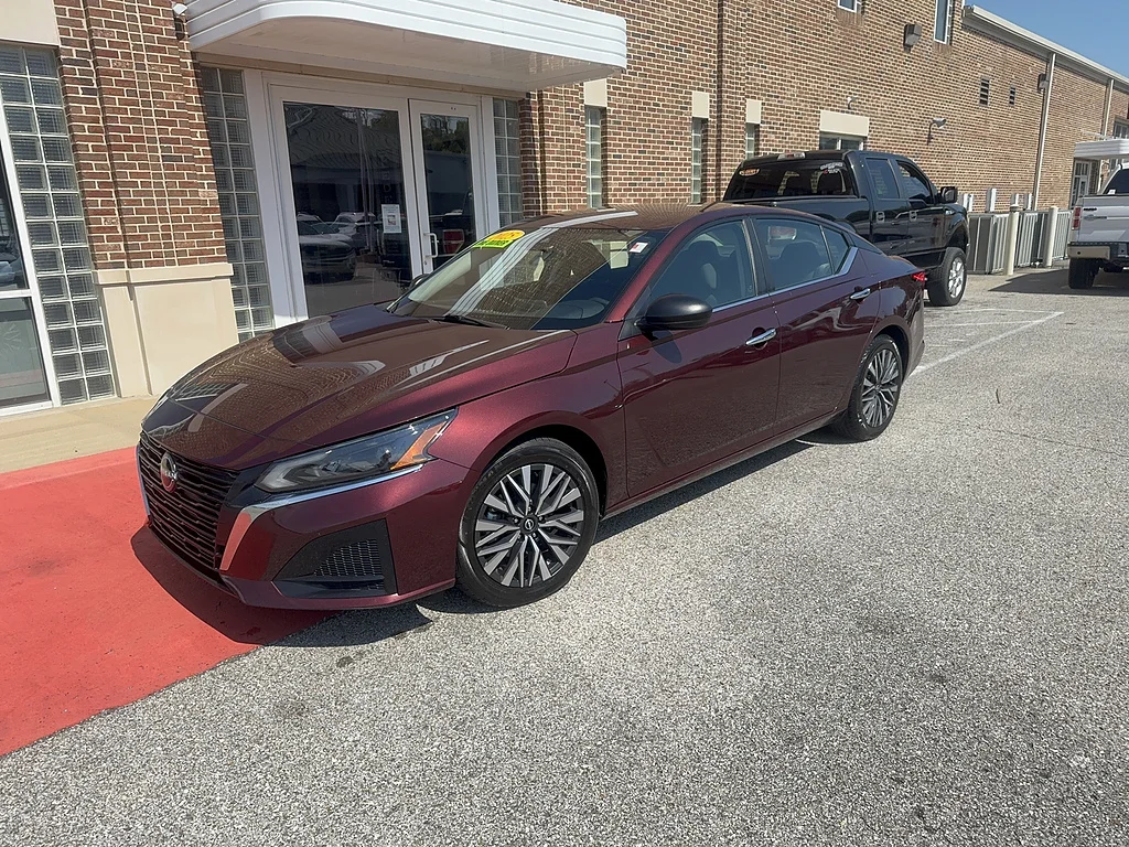 Used 2025 Garnet Pearl Metallic Nissan 2.5 SV image 3