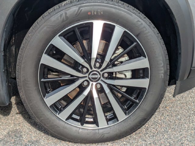 Used 2025 Gray Nissan Platinum image 11