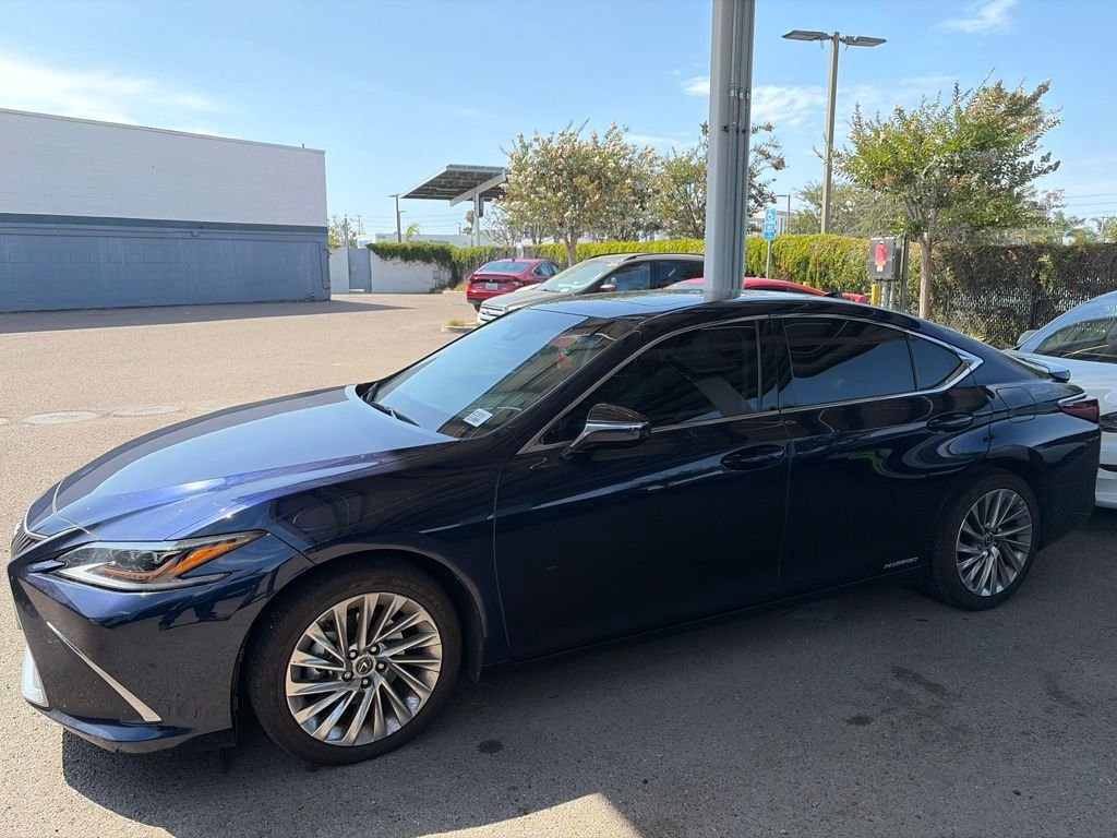 Used 2021 Blue Lexus 300h Luxury image 7