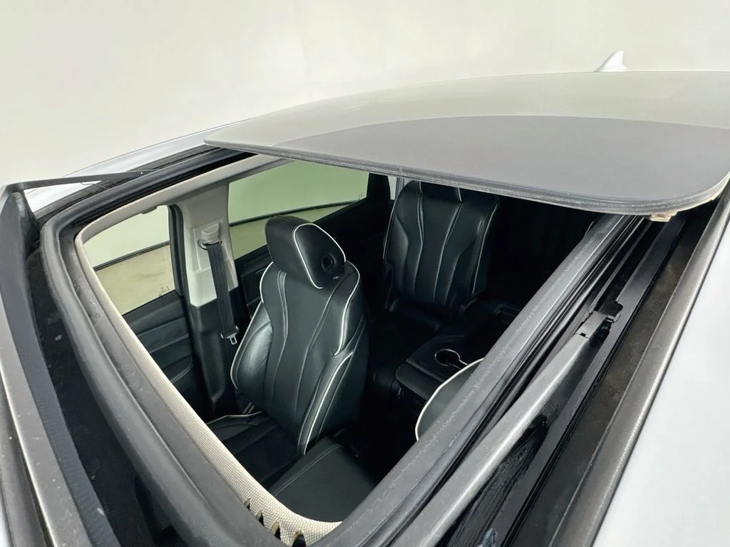 Used 2022 White Acura Advance image 26