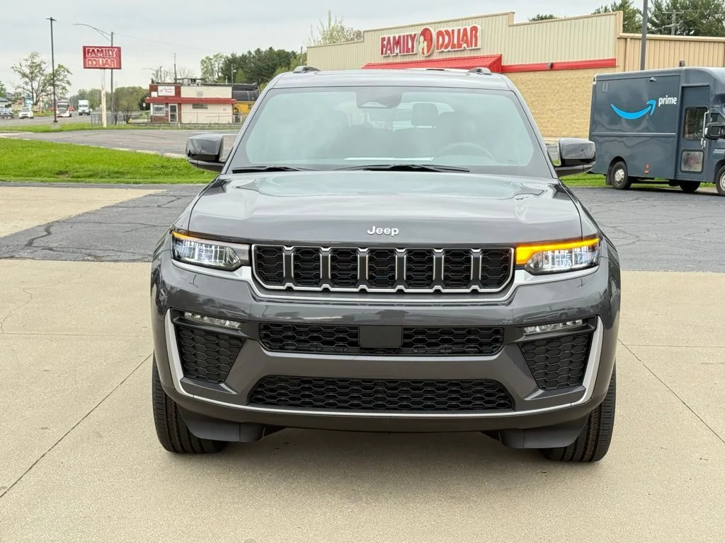 New 2026 Baltic Gray Metallic Clear-Coat Exterior Paint Jeep Limited image 3