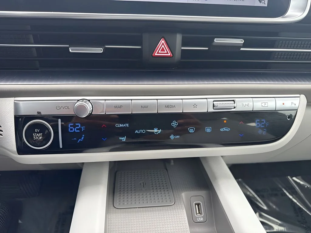 Used 2023 Green Hyundai SEL image 18