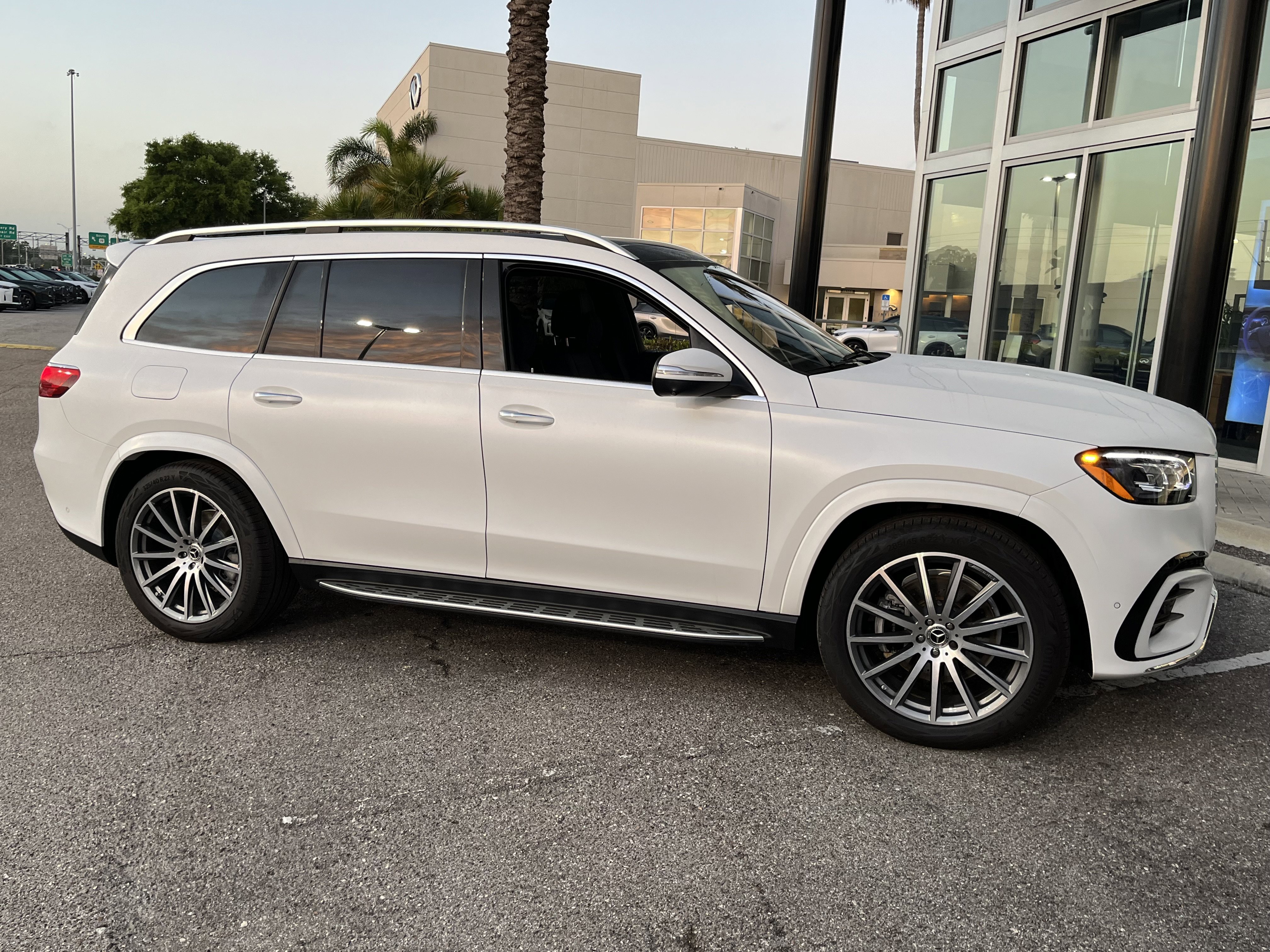 New 2026 MANUFAKTUR Moonlight White Magno Mercedes-Benz GLS 580 image 9