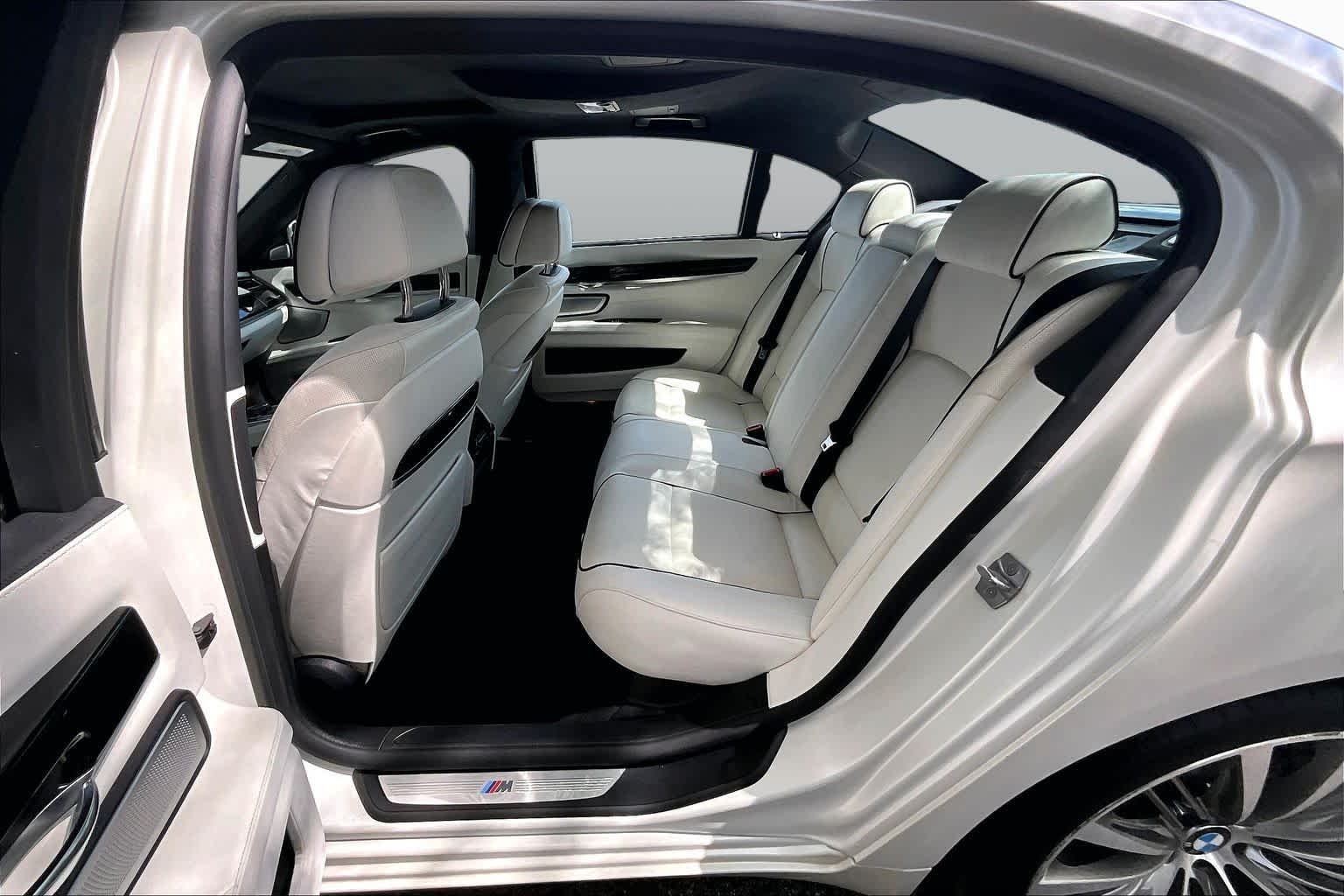 Used 2015  BMW 750Li xDrive image 18